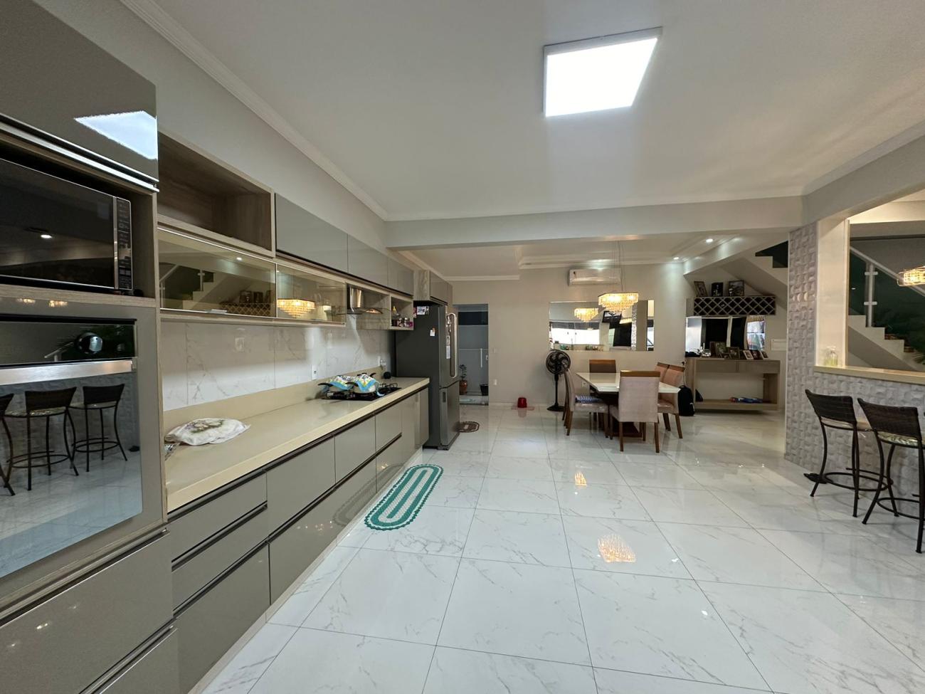 Sobrado, 3 quartos, 290 m² - Foto 1